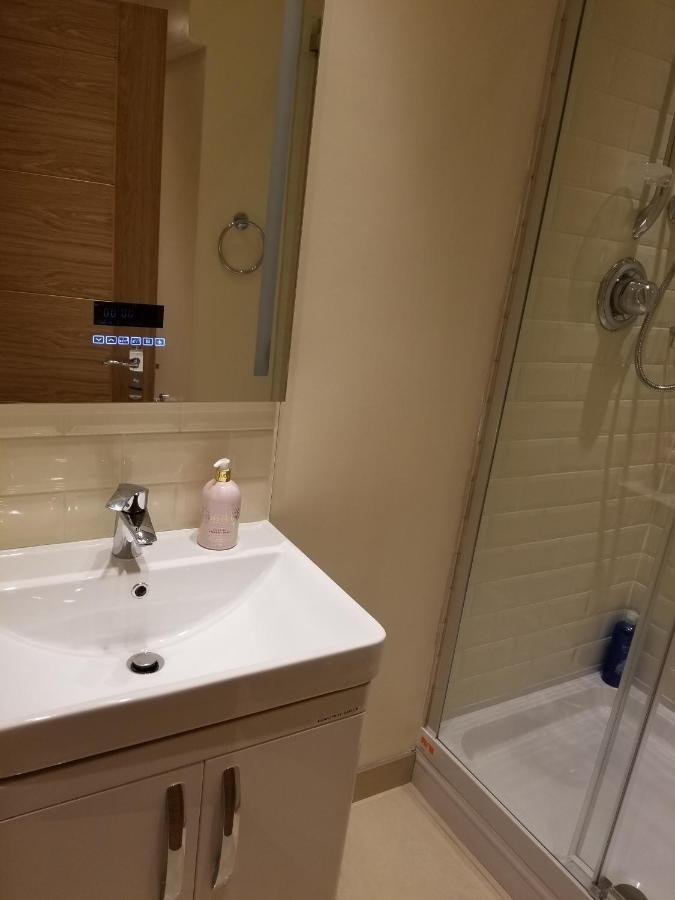 London Luxury Apartment 4 Bedroom Sleeps 12 People With 4 Bathrooms 1 Min Walk From Station Wanstead Exterior photo