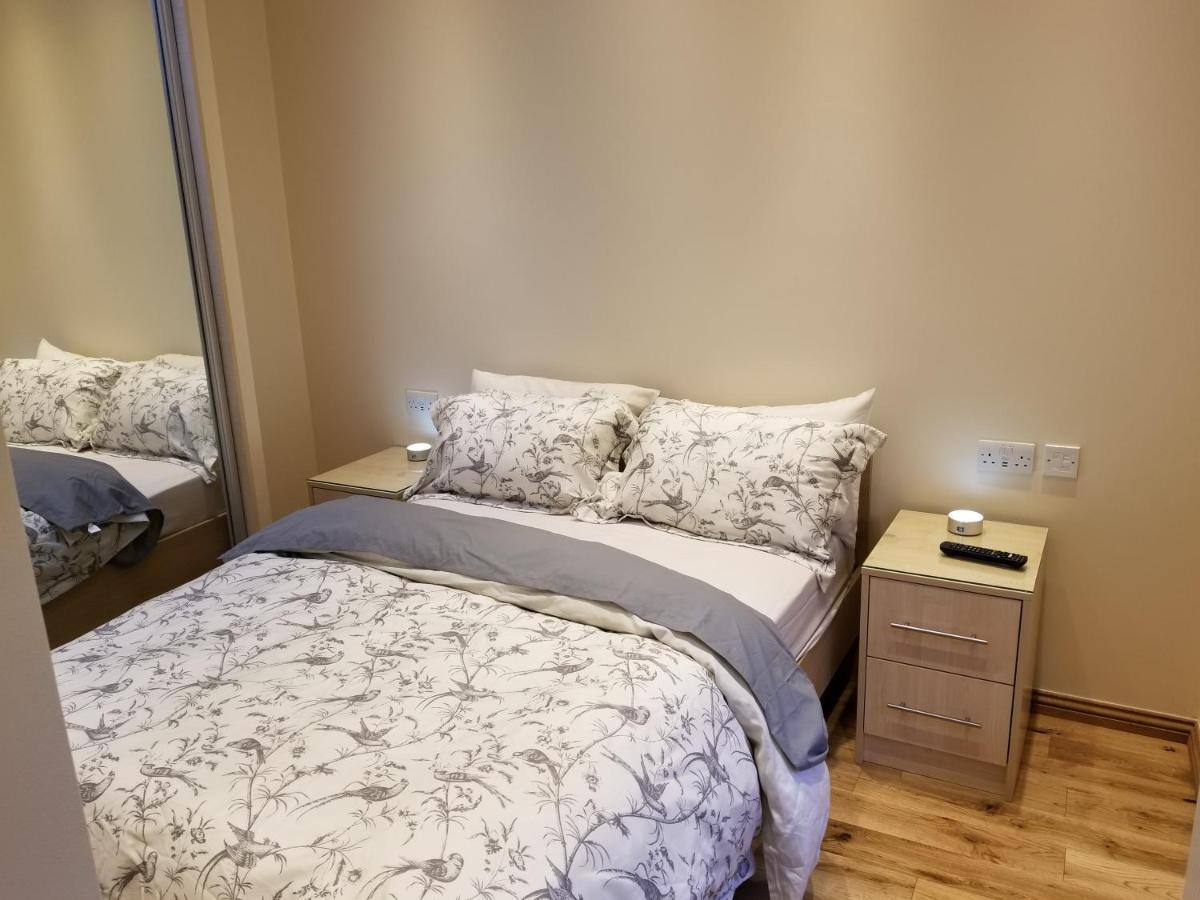 London Luxury Apartment 4 Bedroom Sleeps 12 People With 4 Bathrooms 1 Min Walk From Station Wanstead Exterior photo