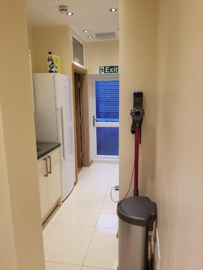 London Luxury Apartment 4 Bedroom Sleeps 12 People With 4 Bathrooms 1 Min Walk From Station Wanstead Exterior photo
