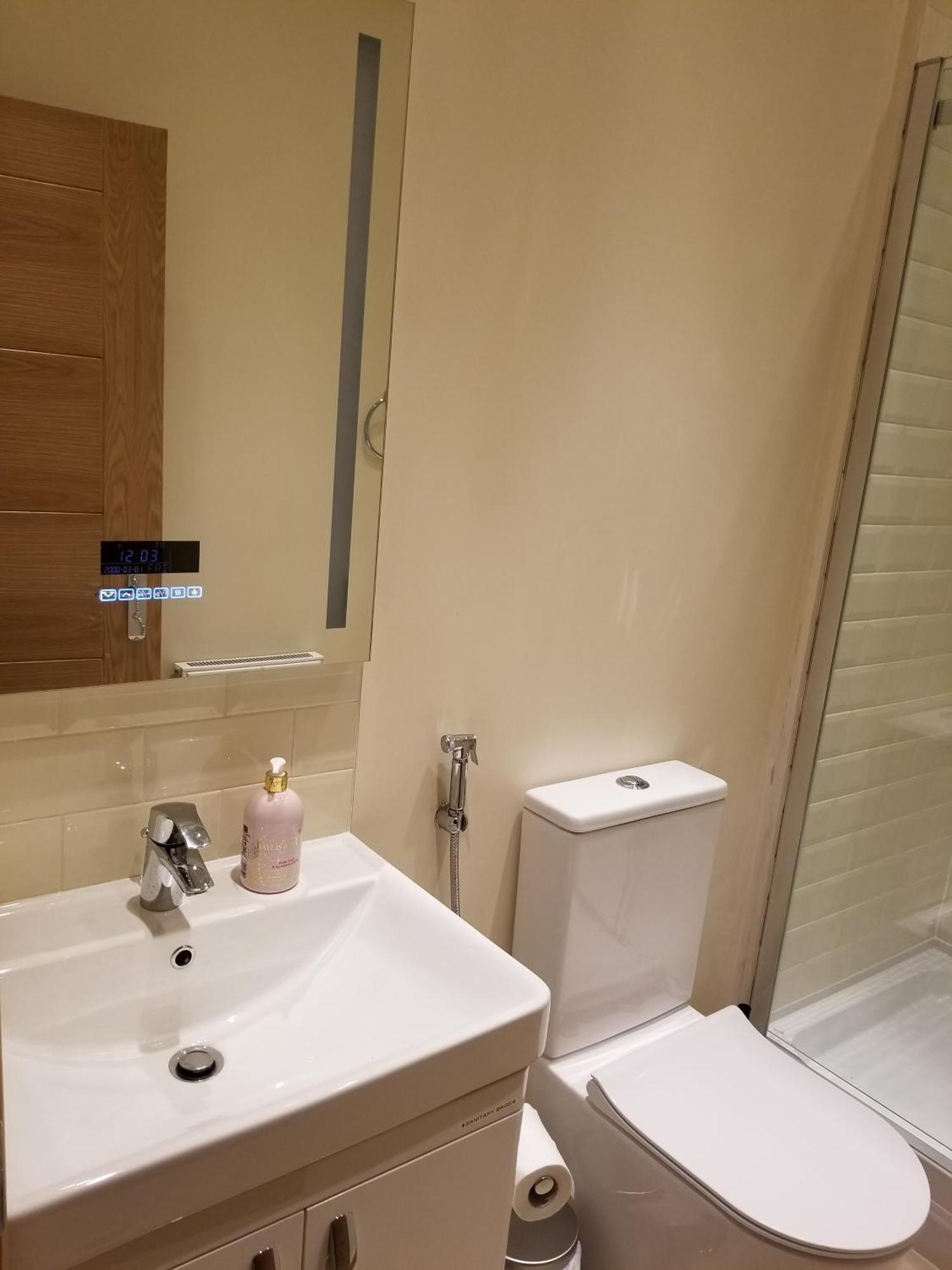 London Luxury Apartment 4 Bedroom Sleeps 12 People With 4 Bathrooms 1 Min Walk From Station Wanstead Exterior photo